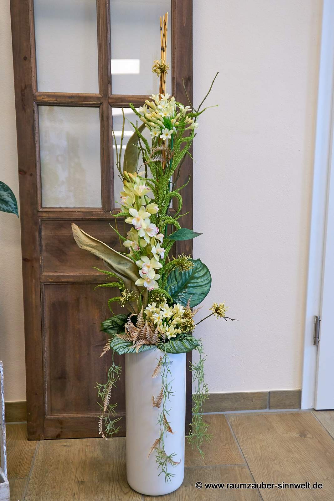 Handdekorierte Seidenblumendekoration in Keramikgefäß
