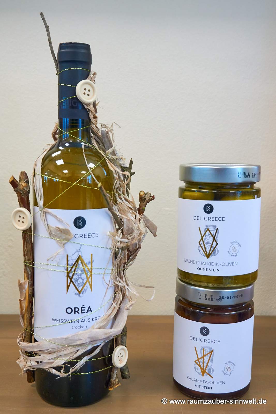 Als Präsent dekorierter Wein von Kreta mit in Olivenöl eingelegten Oliven.