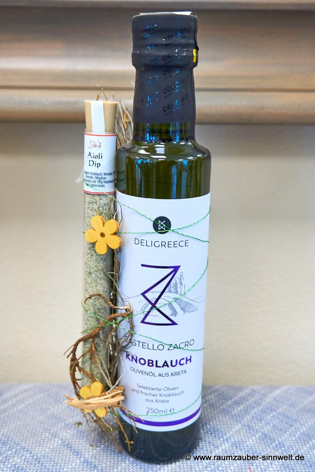Gewürz- Olivenöl aus Kreta mit Gewürzröhrchen als Präsent dekoriert.