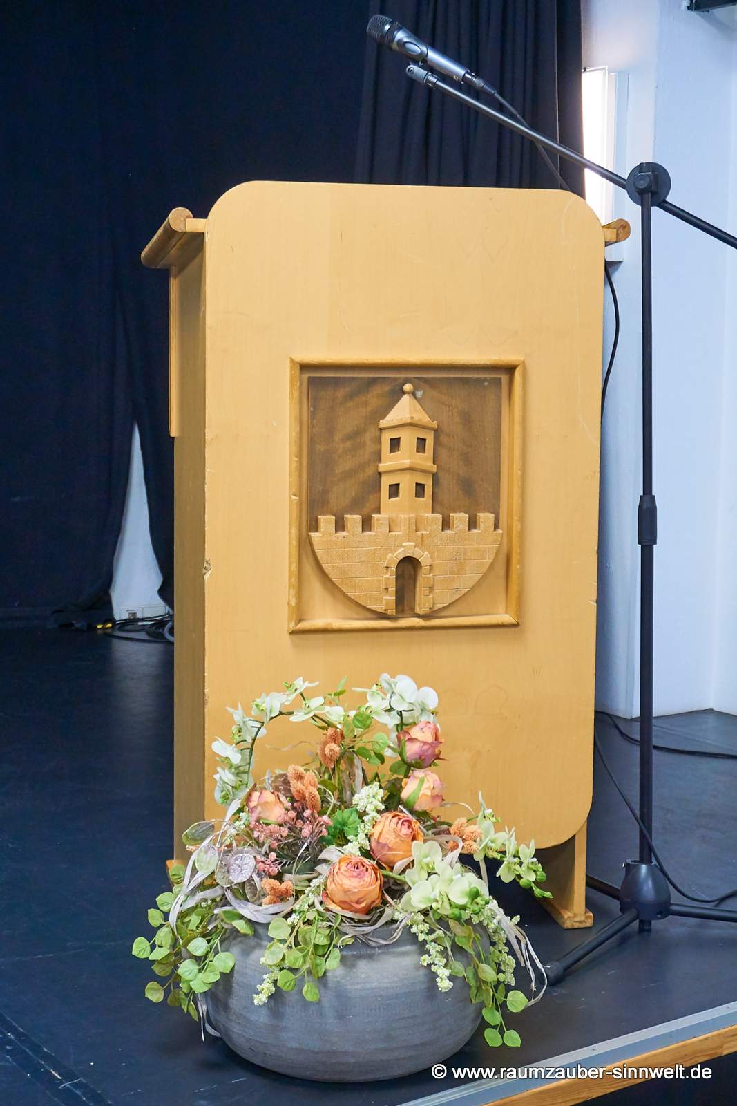 Großes handgefertigtes Gesteck aus Seidenblumen als Bühnendekoration