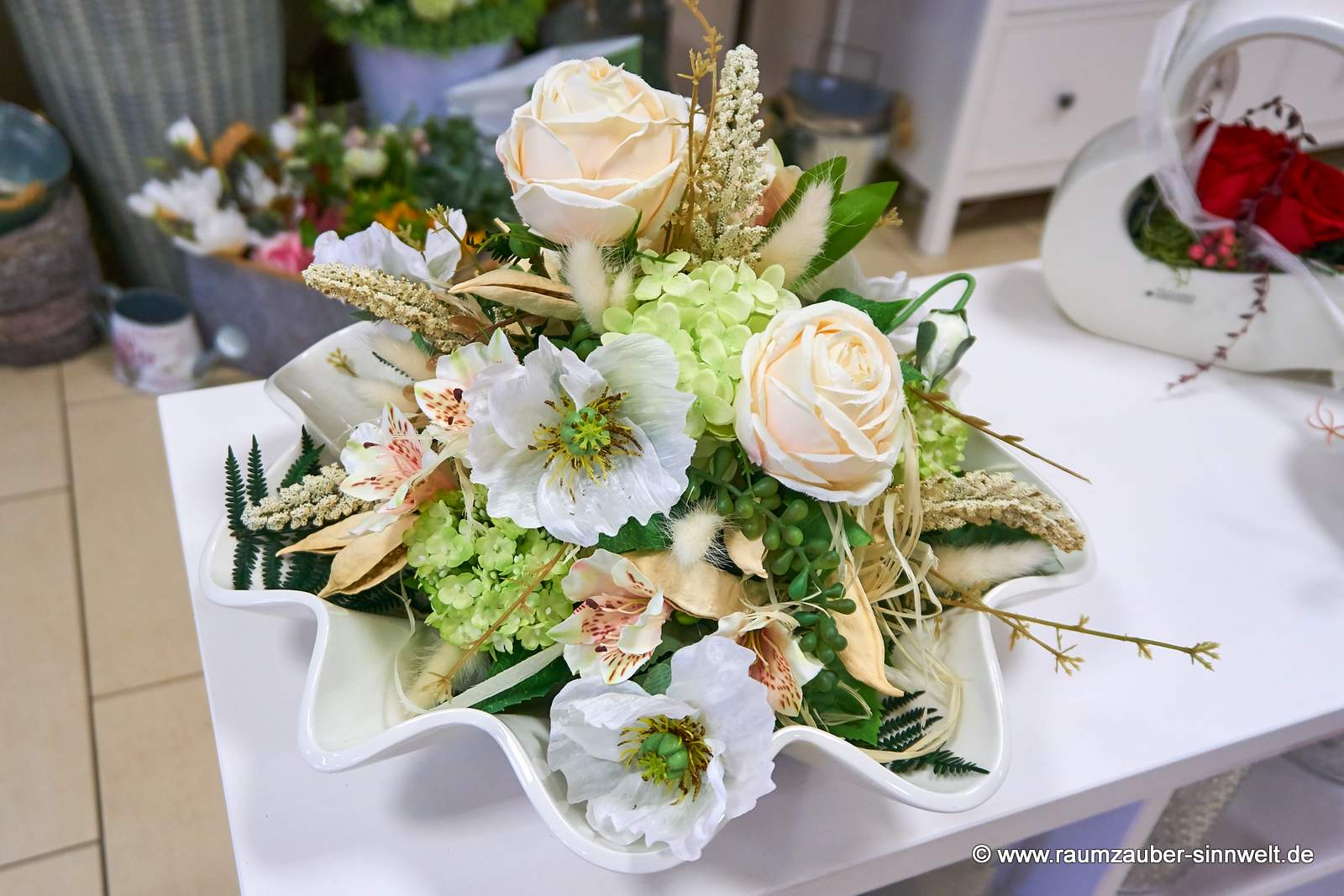 Handgefertigte Seidenblumendekorationen in Schale Salino von TIZIANO