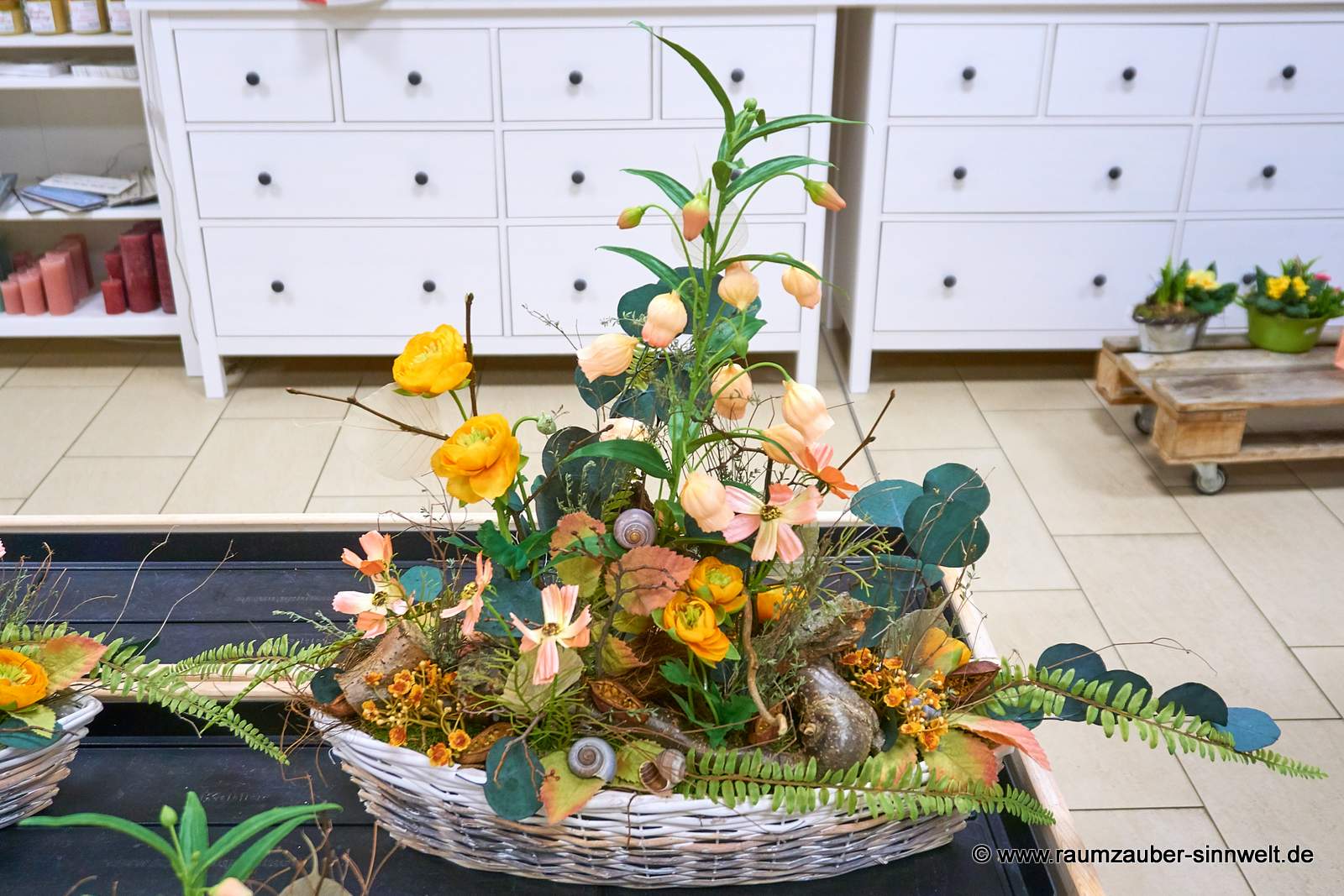 Handgefertigte Seidenblumendekoration und Naturmaterialien im Korbgefäß