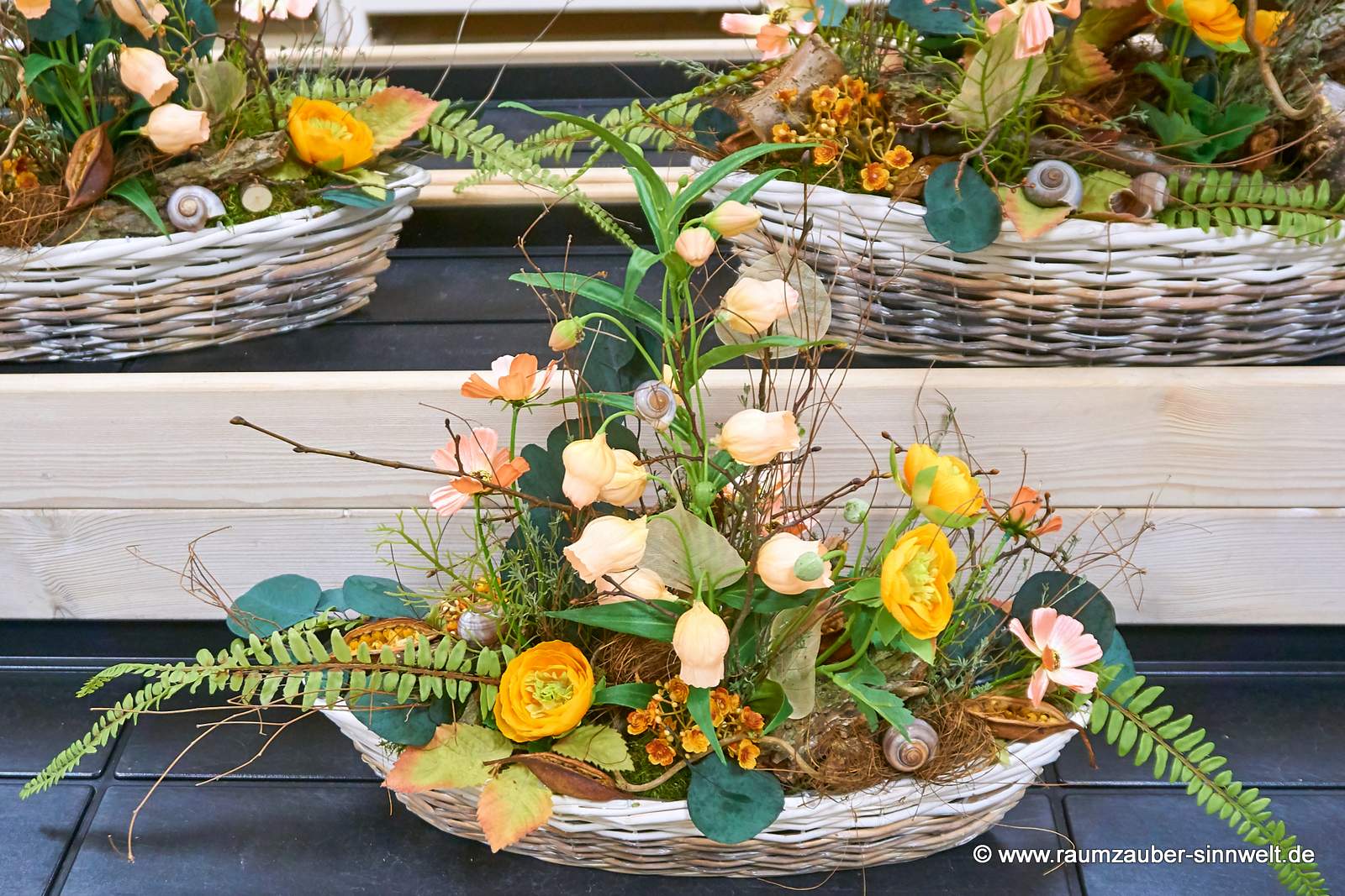 Handgefertigte Seidenblumendekoration und Naturmaterialien im Korbgefäß
