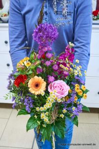 Rundstrauß mit Allium, Rosen, Gerbera, Kamille, Levkoje und vielem mehr