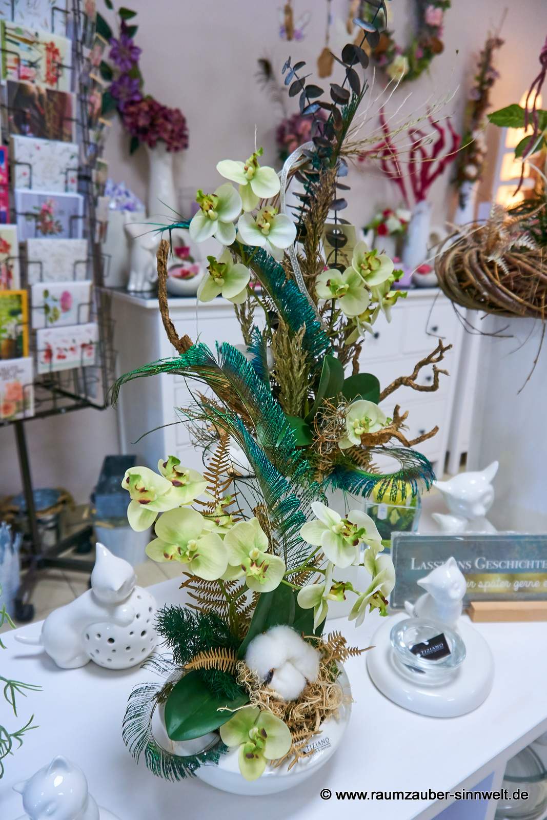 Handdekorierte Seidenblumendekoration in Keramikgefäß