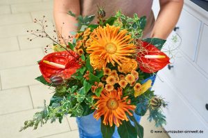 Rundstrauß aus Anturien, Gerbera, Rosen und Santini