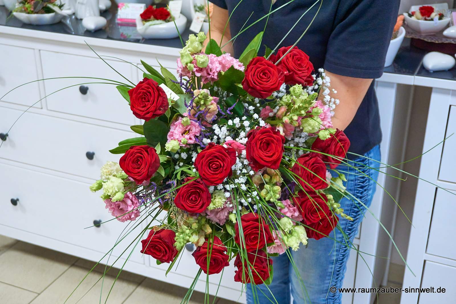 Rundstrauß aus Rosen, Eustoma und Schleierkraut