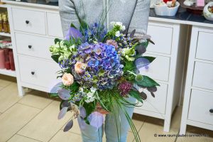 Rundstrauß aus Hortensie, Rosen, Disteln, Löwenmaul und Gräsern