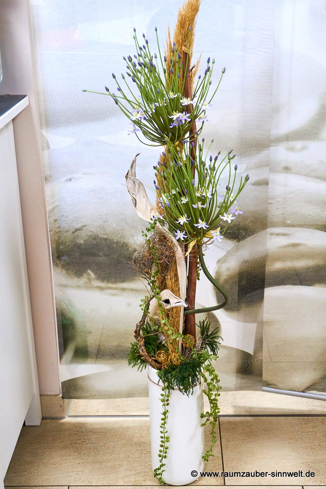 Handdekorierte Seidenblumendekoration mit Naturmaterialien in Bodenvase