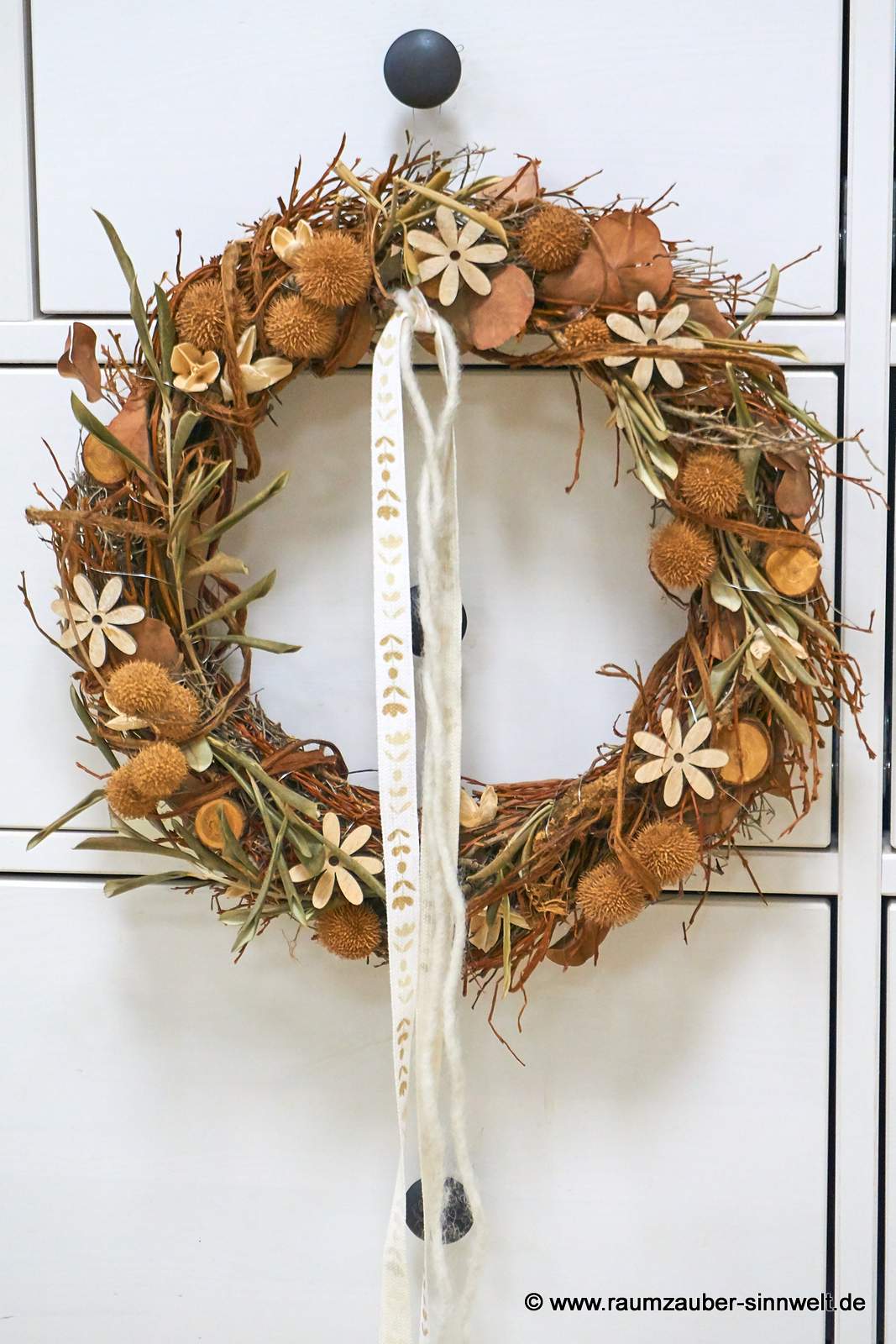 Handgefertigter sommerlicher Wandkranz aus Naturmaterialien