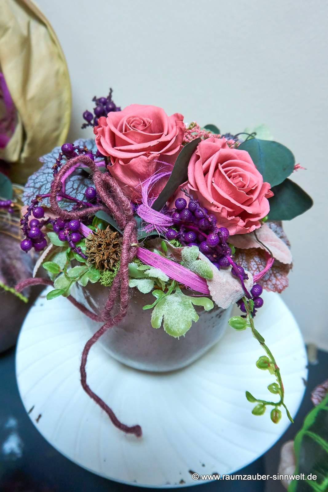 Handgefertigtes Gesteck aus Seidenblumen, Naturmaterialien und gefriergetrockneten Rosen als Praxisdekoration