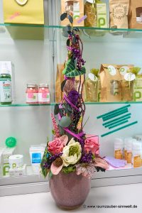 Handgefertigtes Gesteck aus Seidenblumen, Naturmaterialien und gefriergetrockneten Rosen als Praxisdekoration