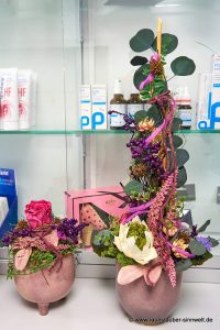 Handgefertigte Gestecke aus Seidenblumen, Naturmaterialien und gefriergetrockneten Rosen als Praxisdekoration