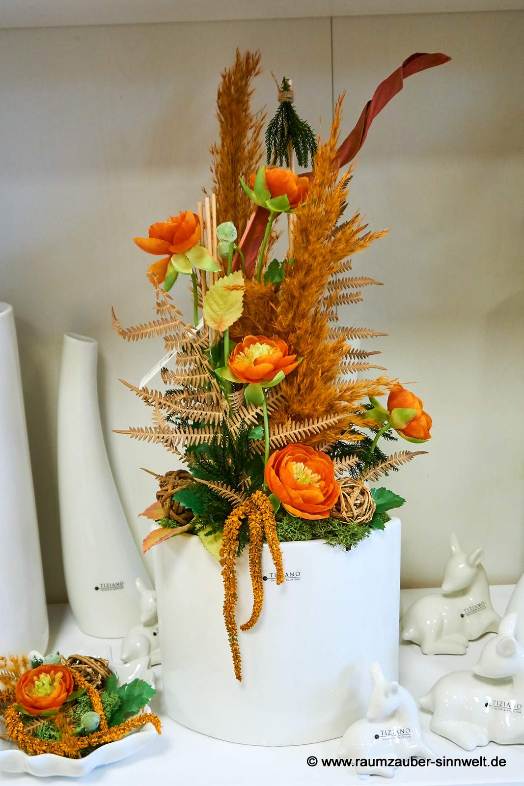 Handgefertigte Seidenblumendekoration mit Naturmaterialien im Keramikgefäß von TIZIANO