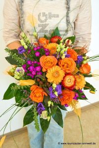 Rundstrauß aus Rosen, Dahlien, Eustoma, Bartnelken und Gräsern