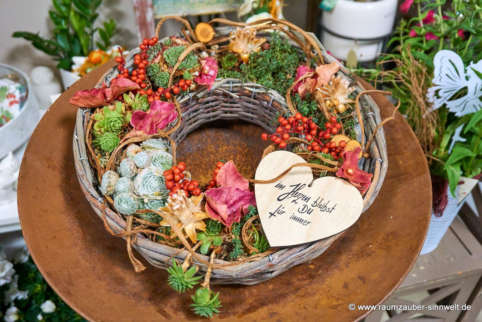 Großer Pflanzkranz mit Hauswurz, Blättern, Beeren und Spruchschild