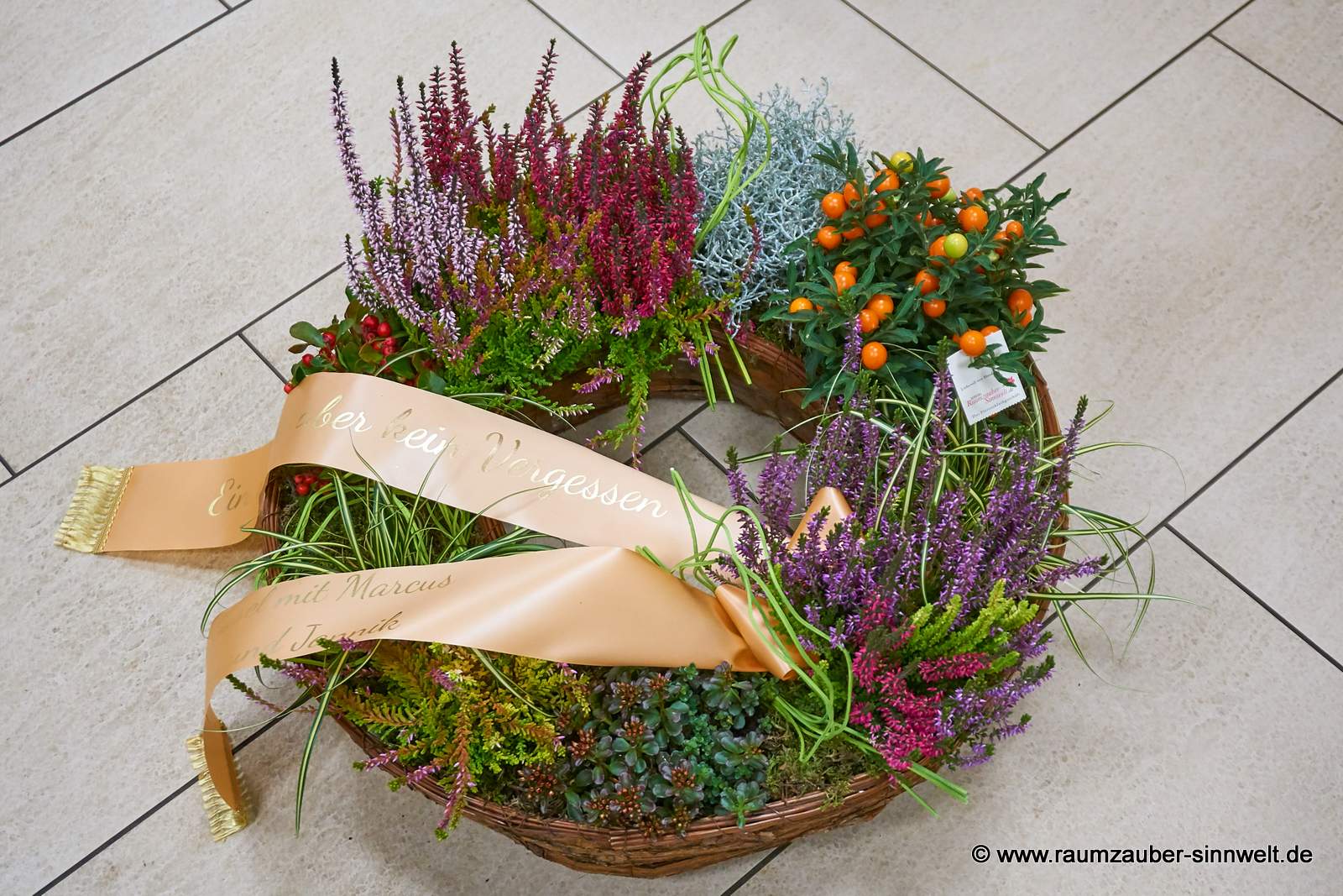 Pflanzkranz mit Heide, Silberdraht, Solanum, Gräsern und Trauerschleifen