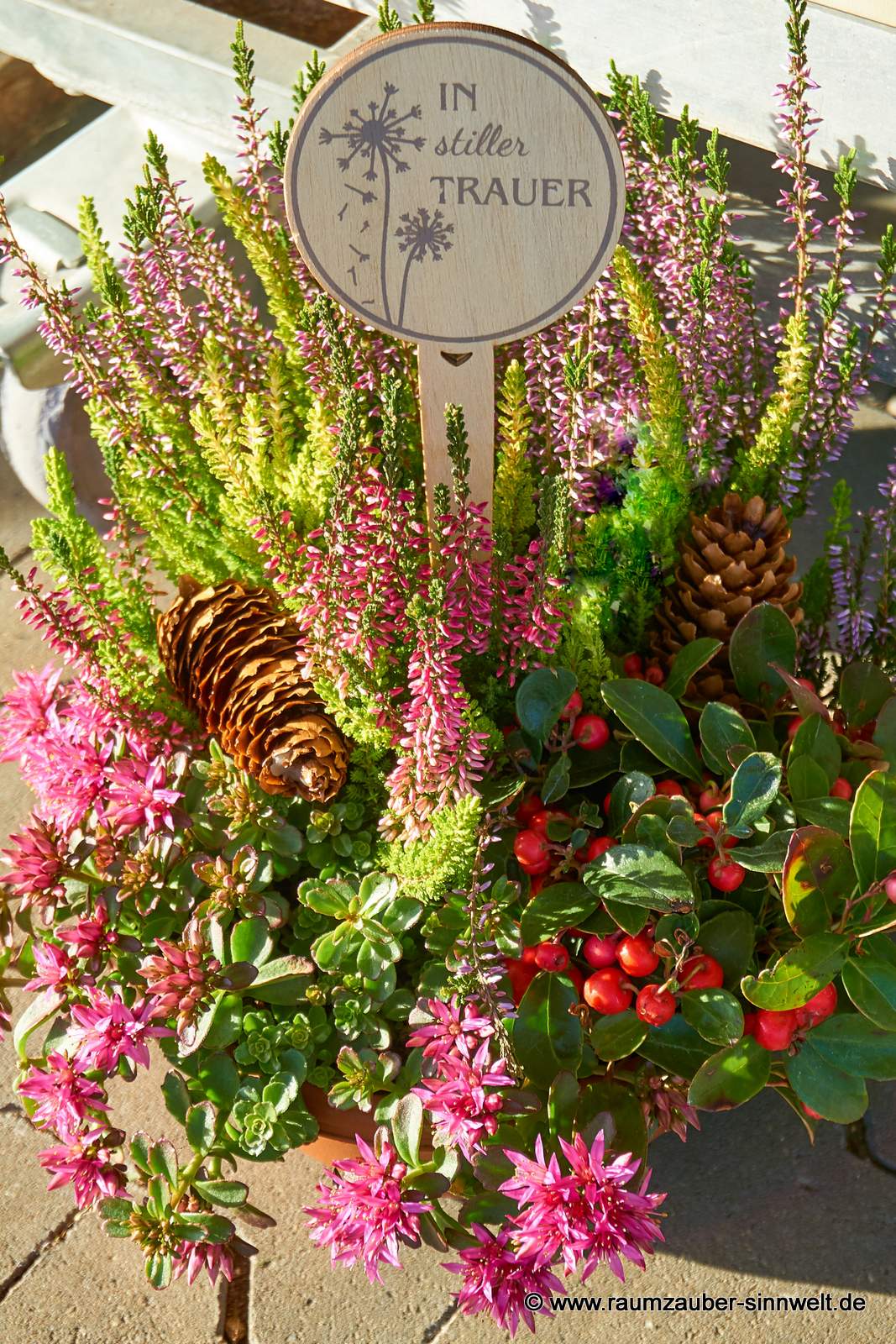 Pflanzschale mit Heide, Sedum, Scheinbeere, Zapfen und Spruchschild