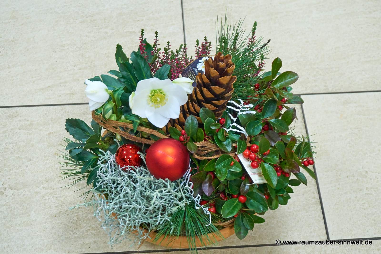 Pflanzschale mit Scheinbeere, Silberdraht, Zapfen, Christrose und Kugeln