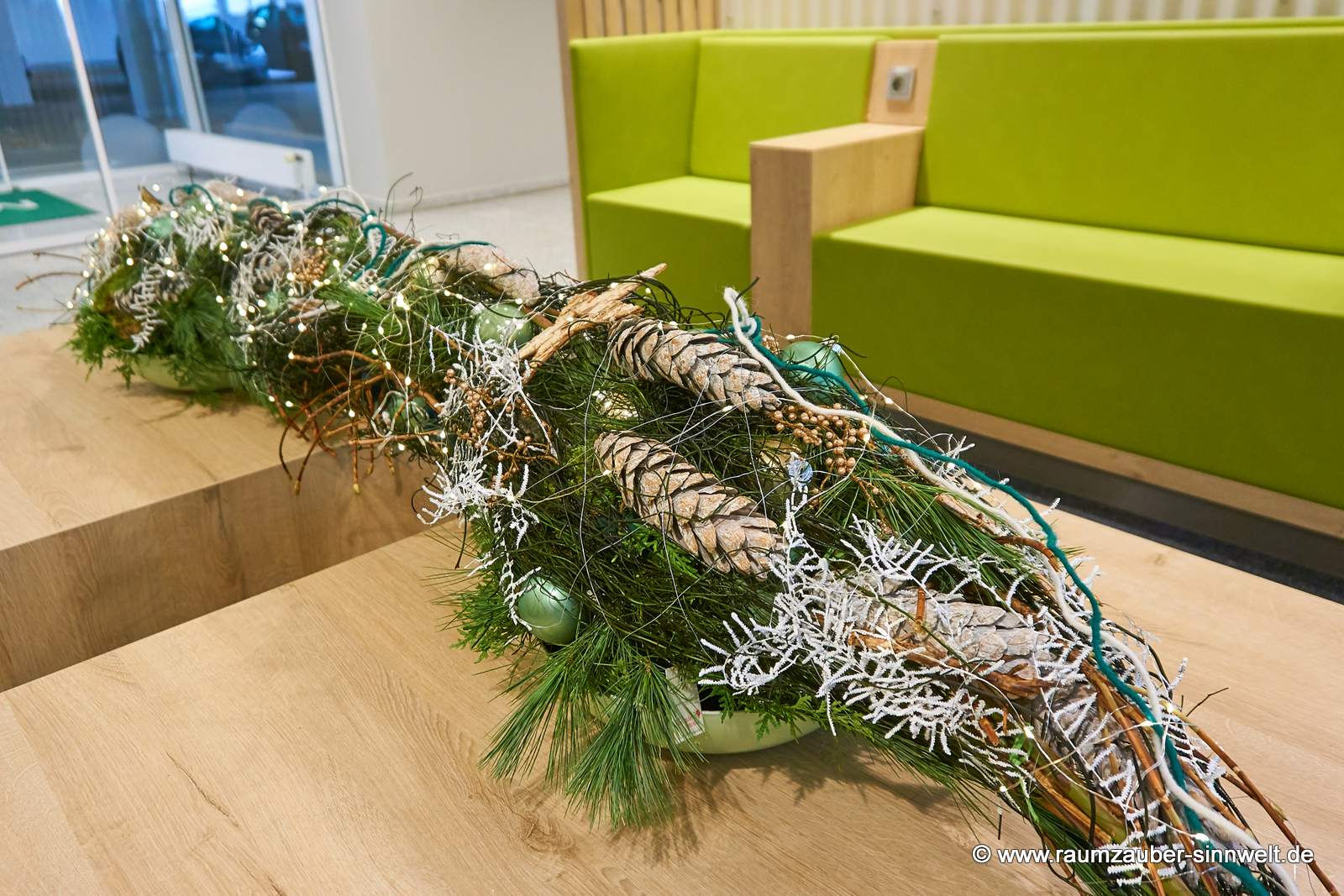 Weihnachtliche handgefertigte Dekoration aus Naturmaterialien, Kugeln und LED-Lichterkette