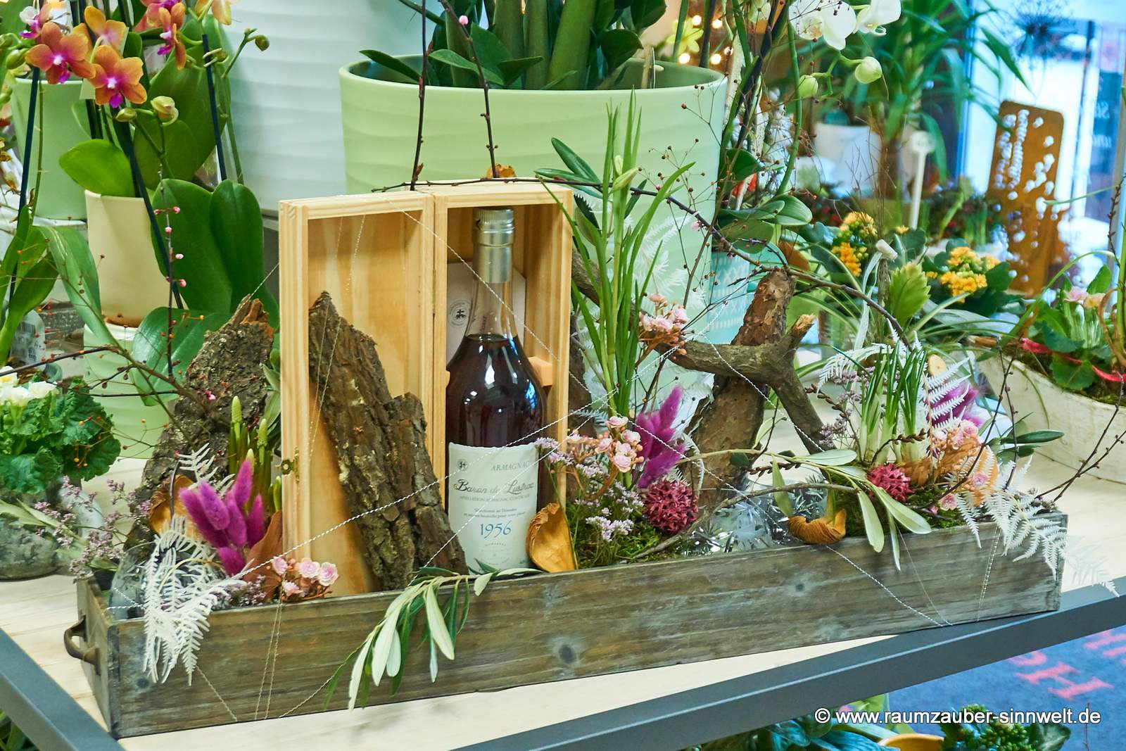 Armagnac (Premium-Cognac) mit Cognac-Gläsern als Präsent dekoriert
