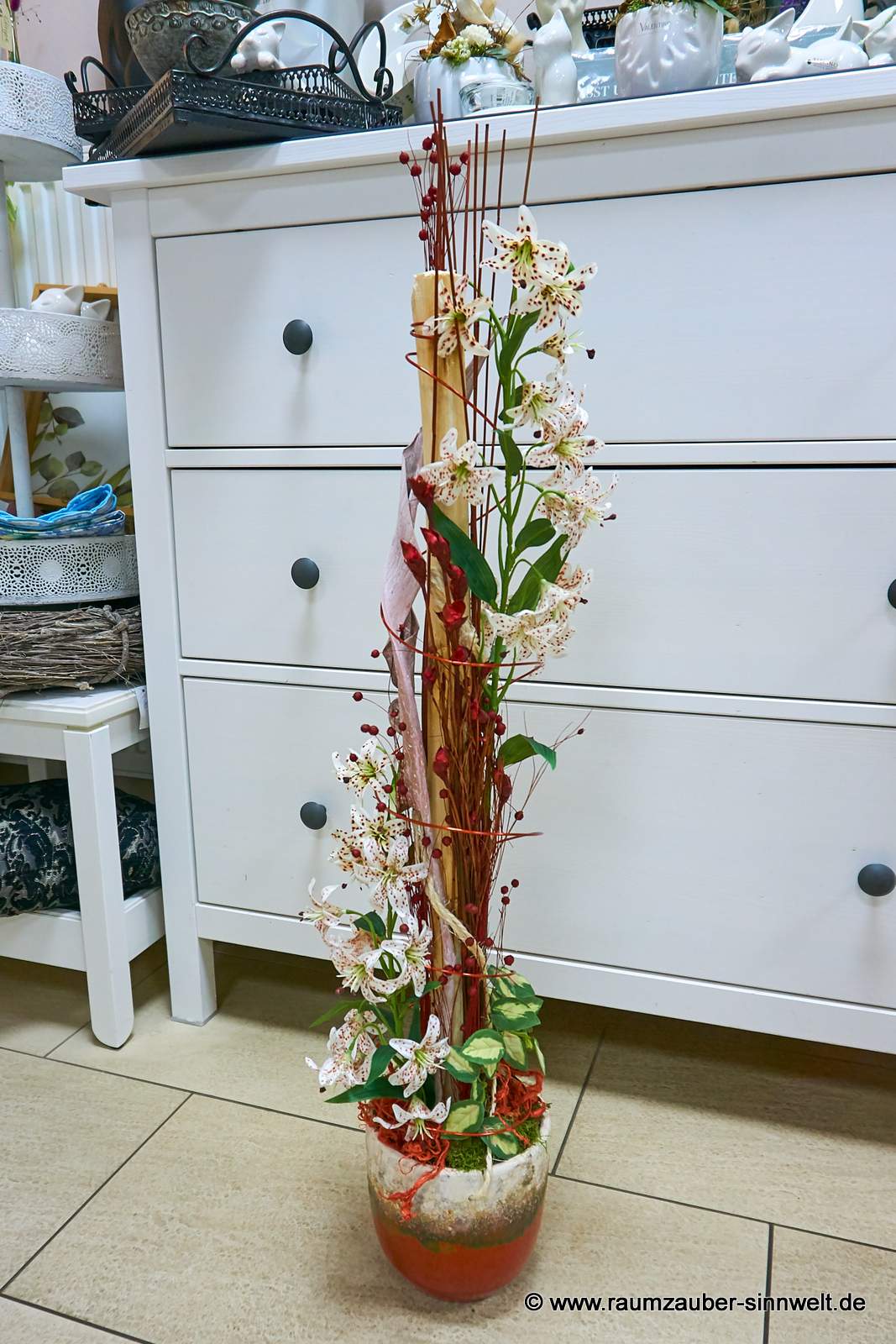 Handdekorierte Seidenblumendekoration mit Naturmaterialien in Keramikgefäß
