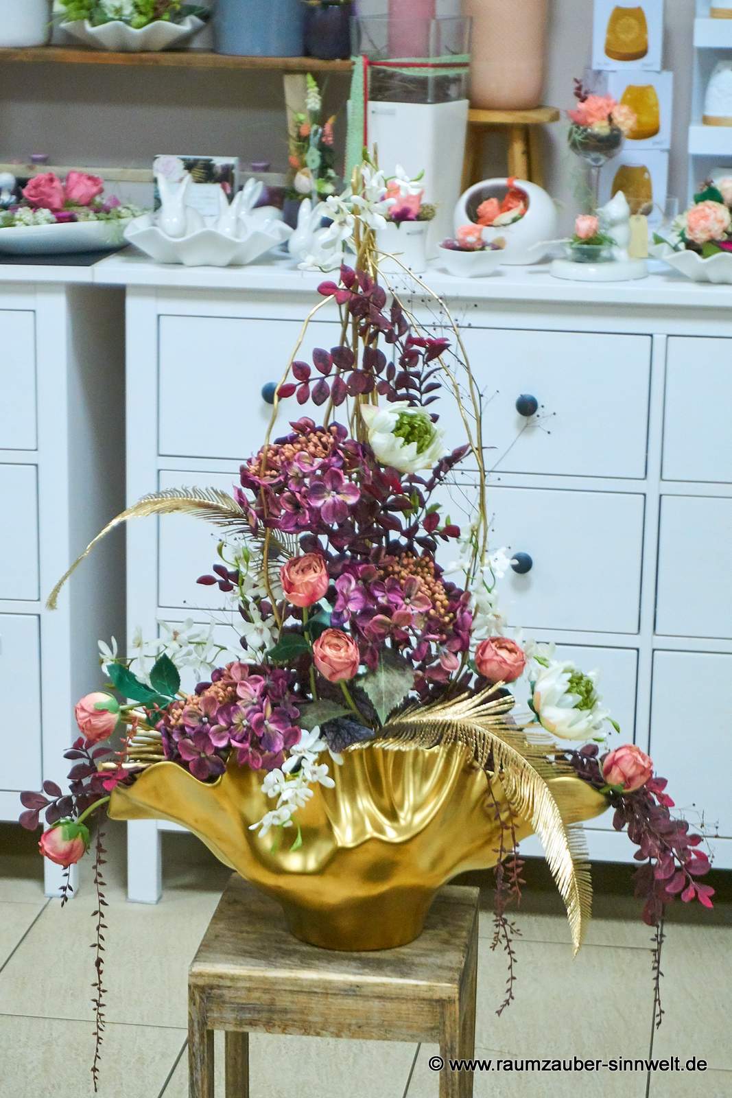 Handgefertigte Seidenblumendekorationen im goldenen Keramikgefäß