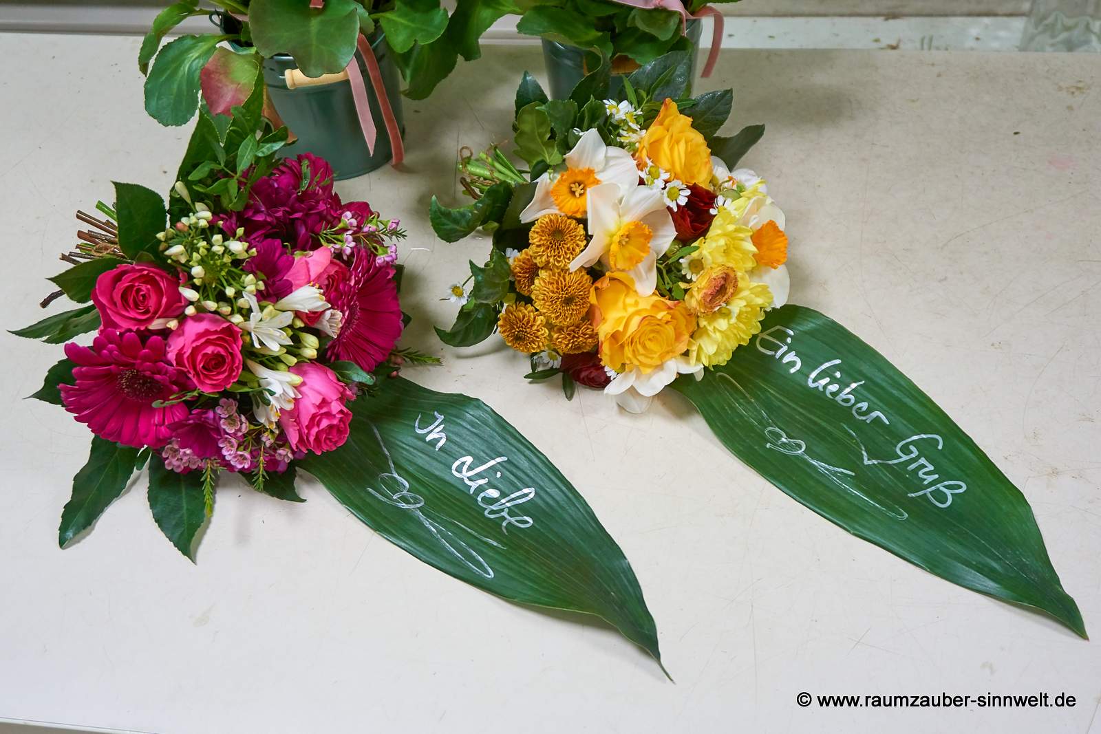 Blütenkugelsträuße aus gemischten Blüten mit beschriebenem Blatt
