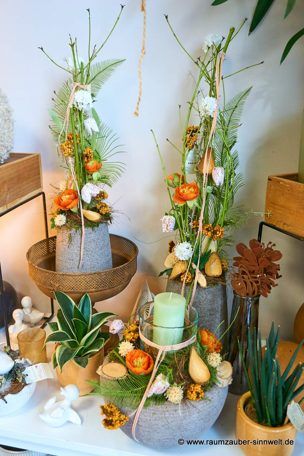 Handgefertigte Seidenblumendekorationen mit Naturmaterialien in Steinkeramik