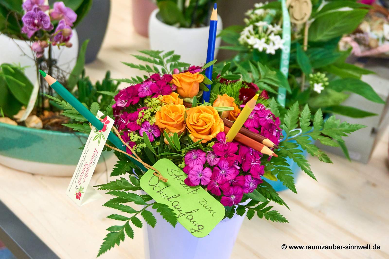 Rundstrauß aus Rosen und Bartnelken mit Stiften für den Schulanfang