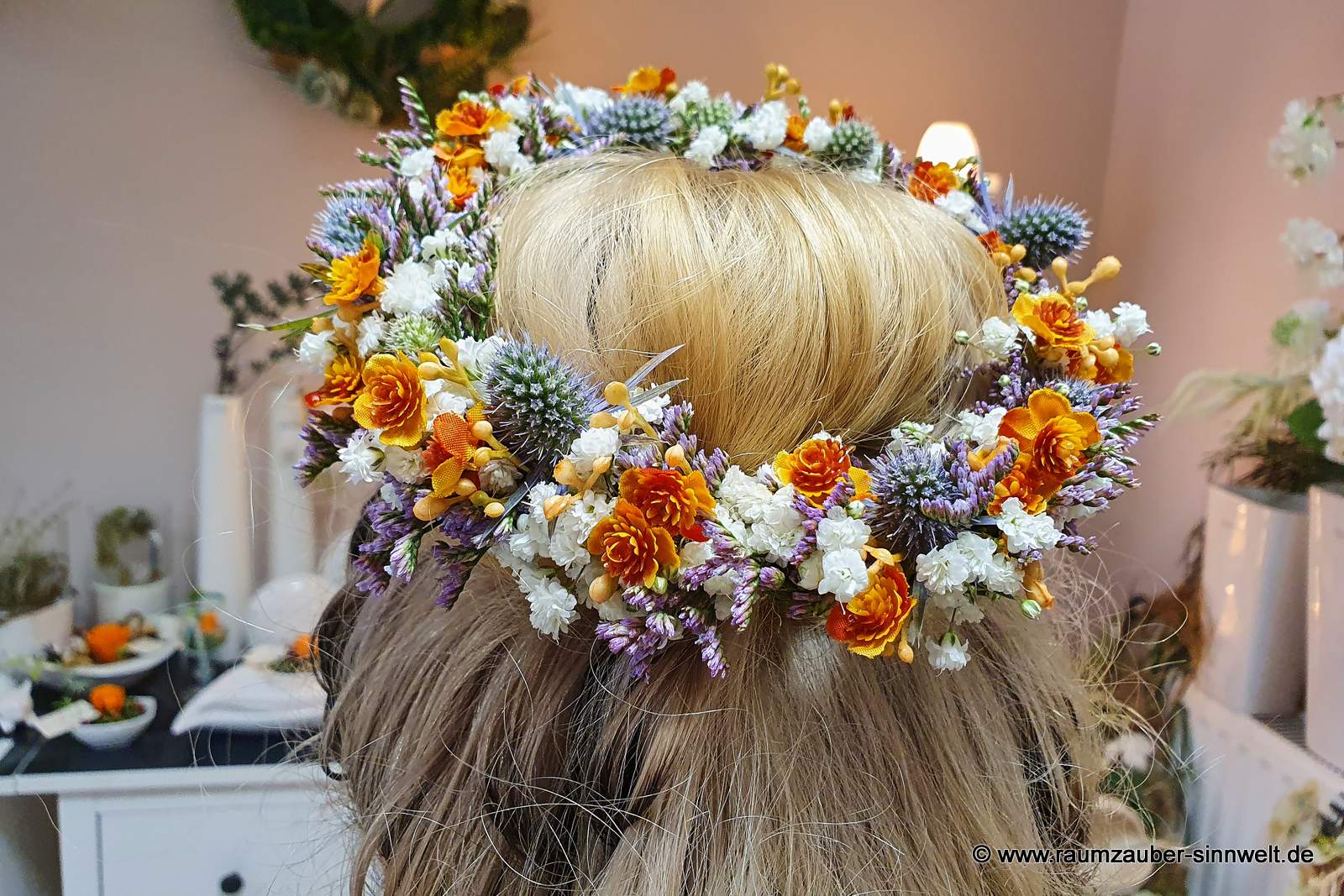 Haarkranz aus Disteln, Kalanchoe und Schleierkraut