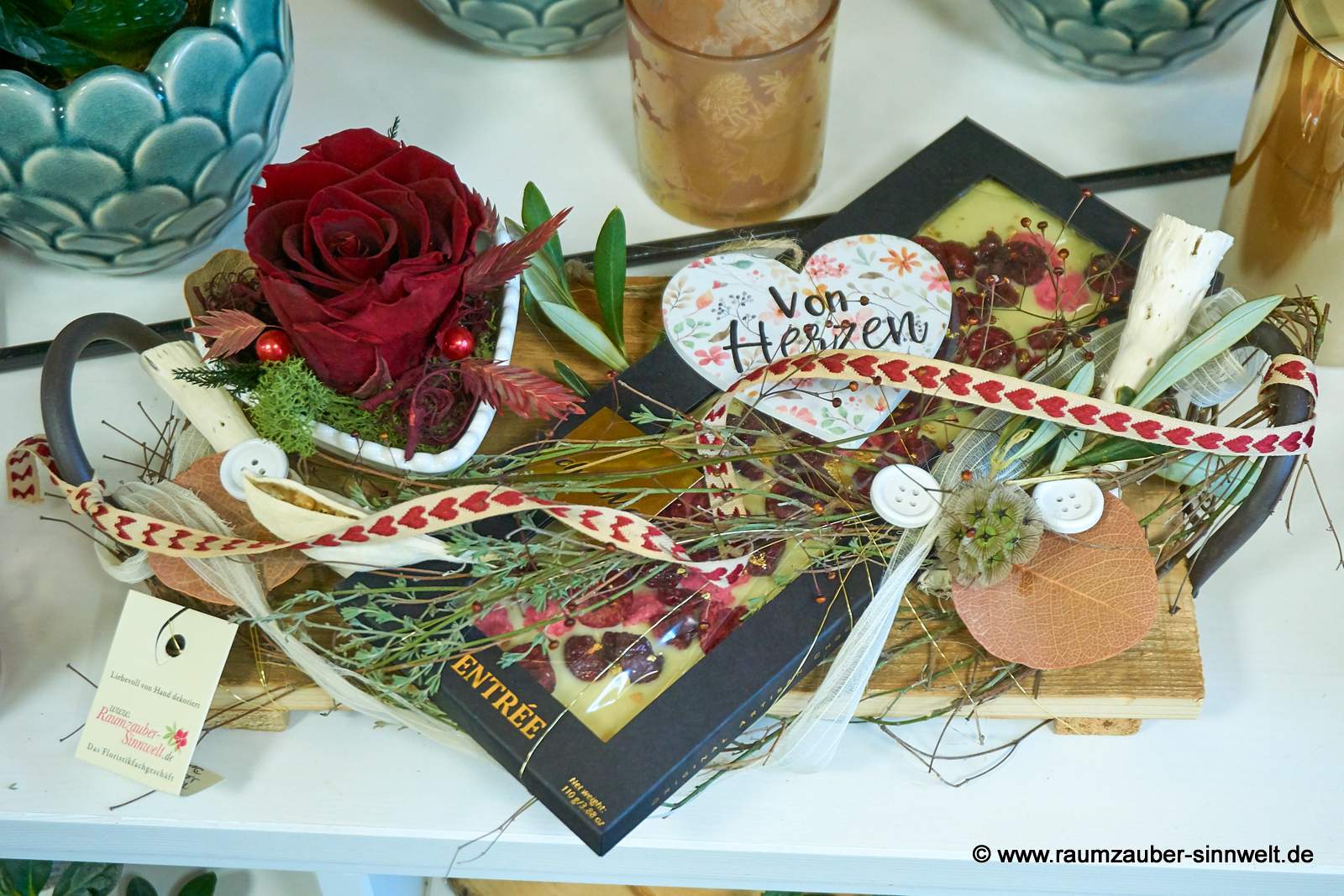 Dekoriertes Präsent mit gefriergetrockneter Rose, Dekoherz und Schokolade von chocoMe