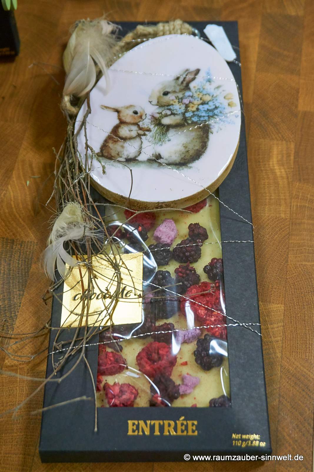 Schokolade von chocoMe dekoriert mit Osterdeko.