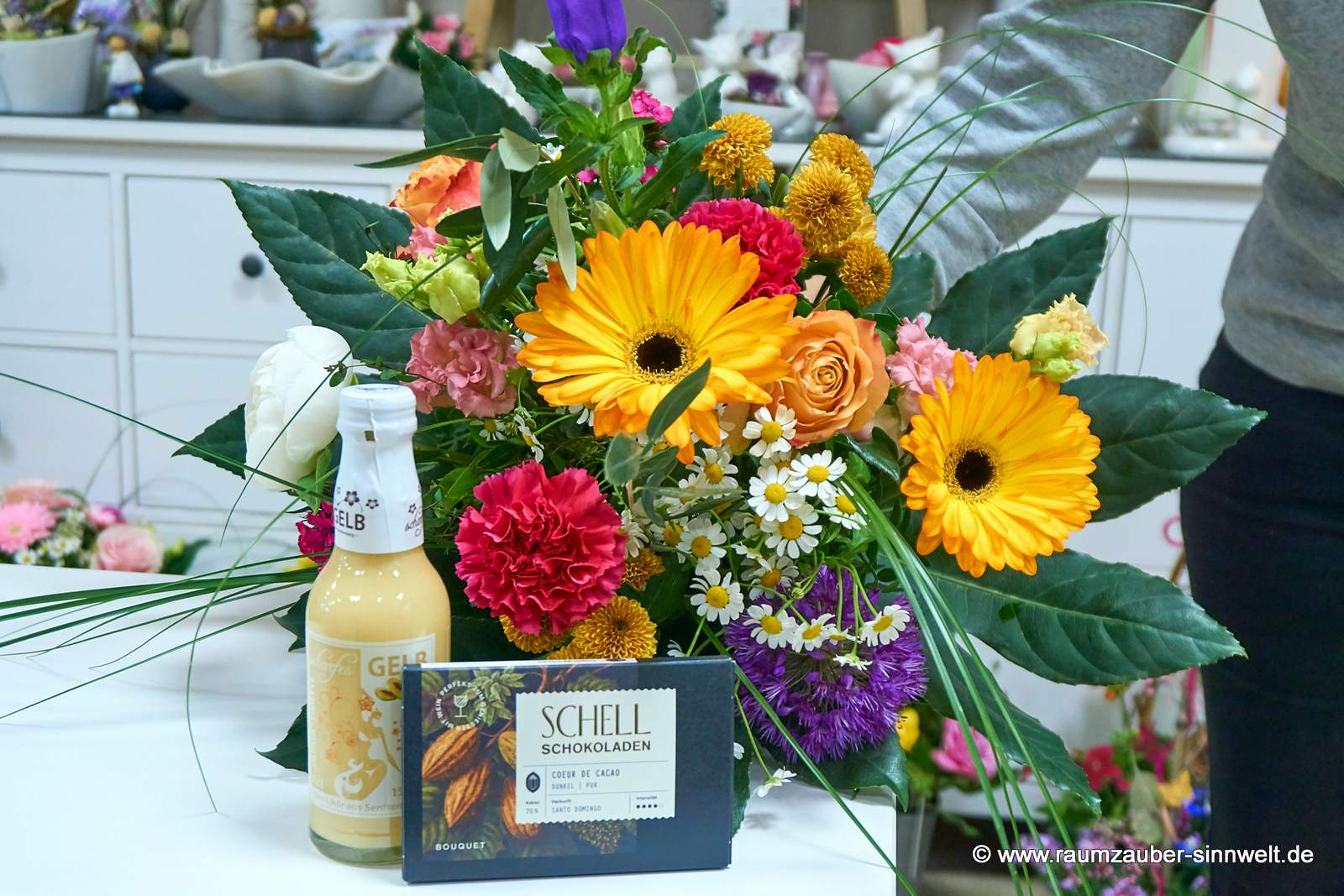 Rundstrauß aus Rosen, Gerbera, Nelken, Kamille und Santini mit Likör "Scharfes Gelb" und Schokolade aus der SCHELL-Schokoladenmanufaktur