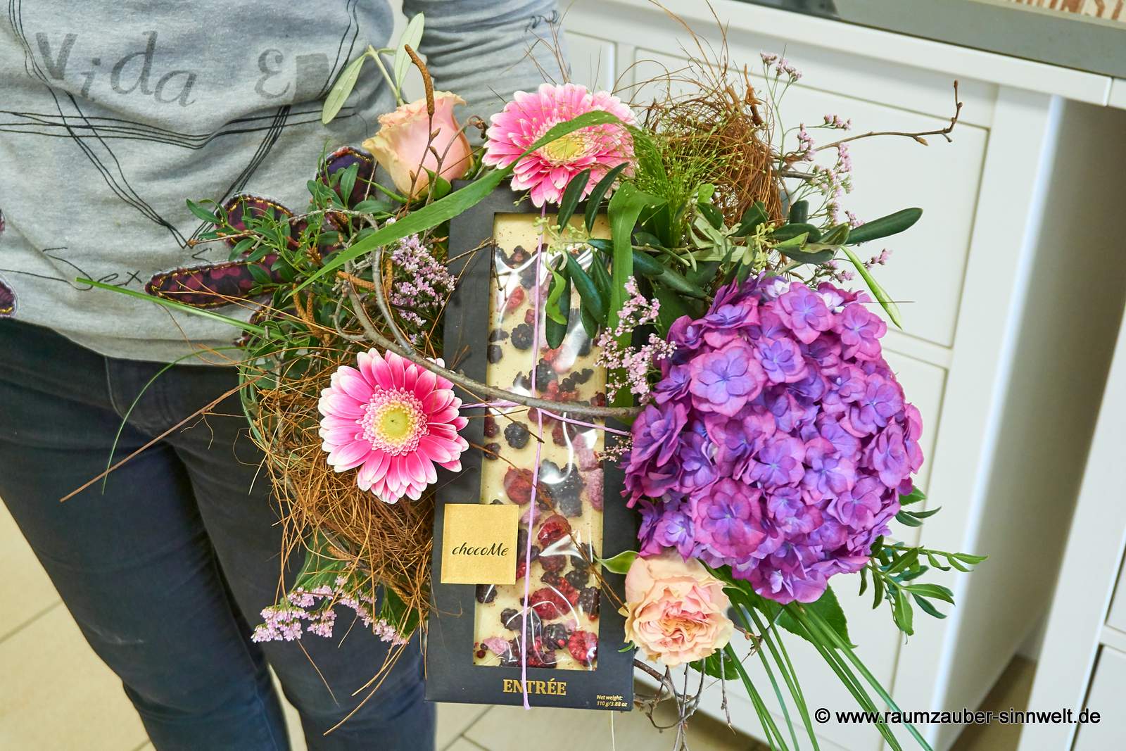 Rundstrauß aus Hortensie, Gerbera und Rosen mit Schokolade von chocoMe