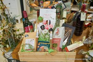 Großer Präsentkorb mit Produkten kleiner Feinkostmanufakturen: "Fine Wine Pasta", Risotto, Wein aus der Pfalz, Brotbackmischung, Pasta-Gewürzmischungen, Kaffee aus sächsischer Kaffeerösterei, naturbelassener Tee vom Grätz-Verlag, Gewürzröhrchen und handgeschöpfte Schokolade von chocoMe.