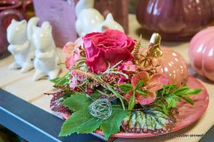 Minikürbis Boglia von TIZIANO mit gefriergetrockneter Rose und Seidenblumen herbstlich dekoriert.