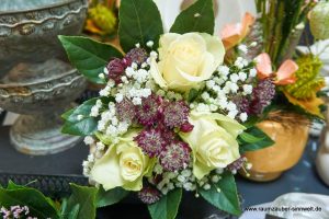 Rundstrauß für Tanzstunde und Abschlussball aus Rosen, Astrantien und Schleierkraut