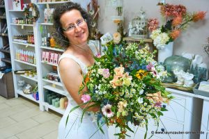 Rundstrauß aus Eustoma, Gerbera, Distel, Kamille, Glockenblumen und Gräsern