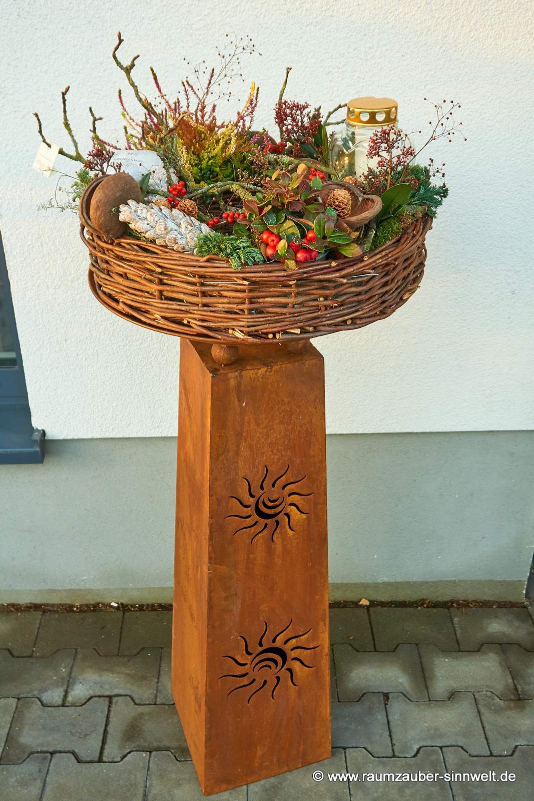 Große Einpflanzung im Weidenkranz zum Gedenken mit verschiedenen Herbstpflanzen, Grabkerze und Trauerherz "Wir vermissen Dich"