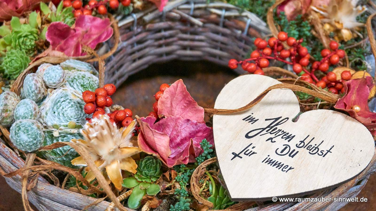 Pflanzkranz mit Hauswurz, Blättern, Beeren und Spruchschild
