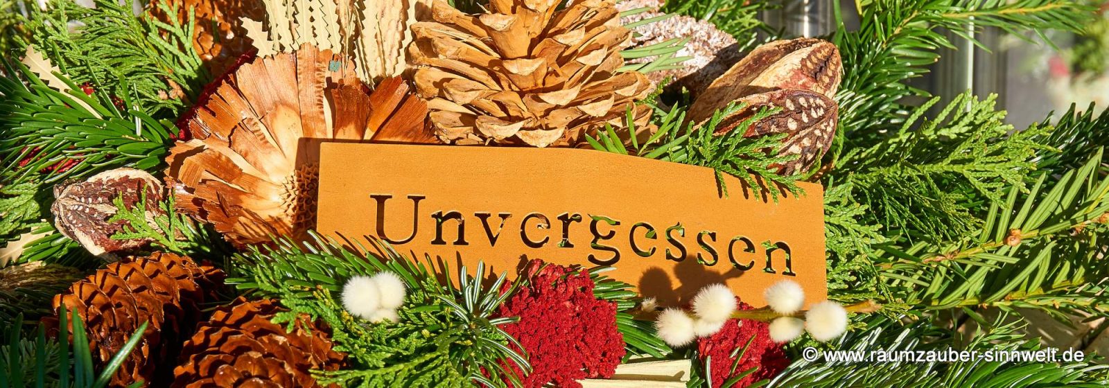 Gesteck zum Gedenken mit naturfarbenen Exoten und Rostschild