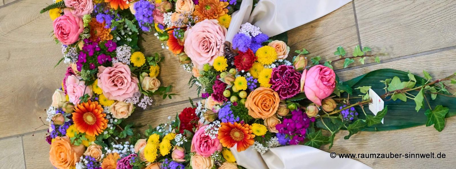 Trauerherz aus Rosen; Gerbera, Santini, Agaratum, Nelken und Trauerschleifen
