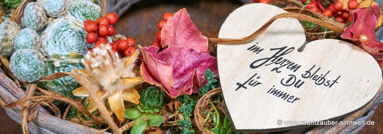 Pflanzkranz mit Hauswurz, Blättern, Beeren und Spruchschild