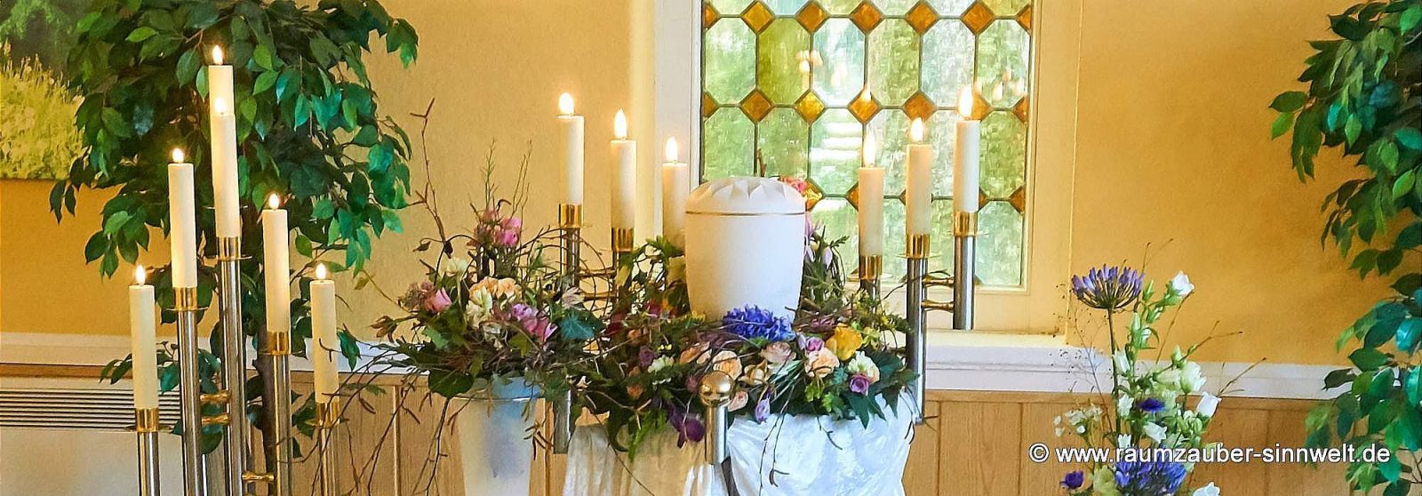 Urnenkranz und Trauerstrauß aus verschiedenen Frühlingsblumen